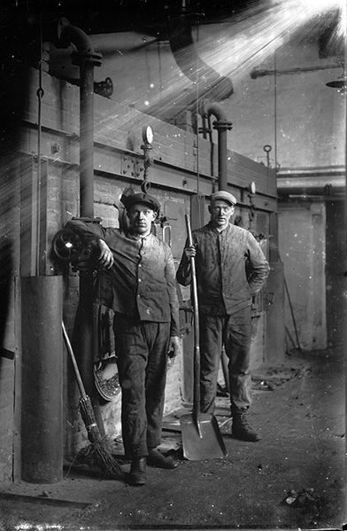 Datei:Arbeiter im Kesselhaus der Grube Bindweide.jpeg