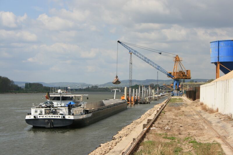Datei:Verladung Hafen Bendorf Manto.jpeg