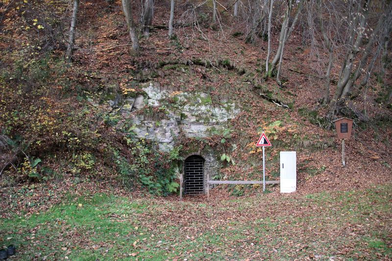 Datei:MANTO Grube Edelstein low 1.jpg