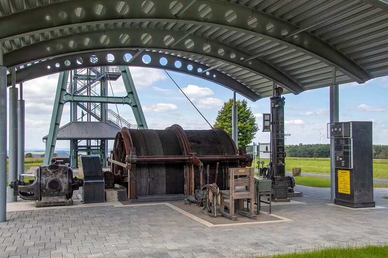 Datei:Barbaraturm Gesamt Foerdermaschine low.jpg